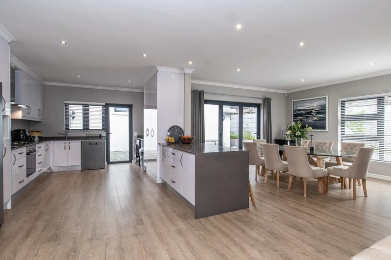 5 Bedroom Property for Sale in Constantia Western Cape